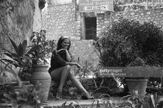 Claudia Cardinale feet photo thumbnail