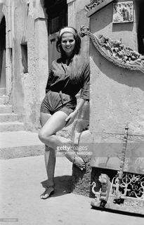 Claudia Cardinale feet photo thumbnail
