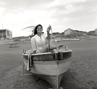 Claudia Cardinale feet photo thumbnail