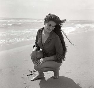 Claudia Cardinale feet photo thumbnail