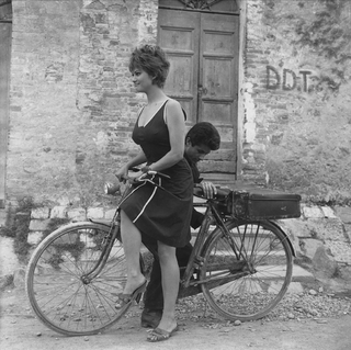 Claudia Cardinale feet photo thumbnail
