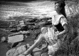 Claudia Cardinale feet photo thumbnail