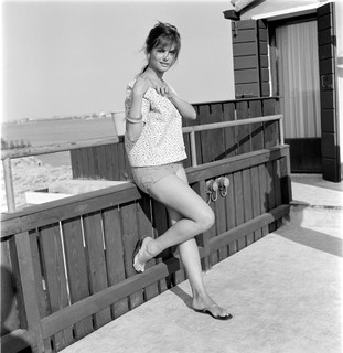 Claudia Cardinale feet photo thumbnail