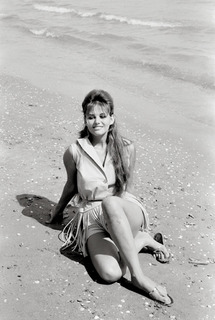 Claudia Cardinale feet photo thumbnail