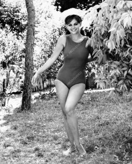 Claudia Cardinale feet photo thumbnail