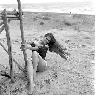 Claudia Cardinale feet photo thumbnail