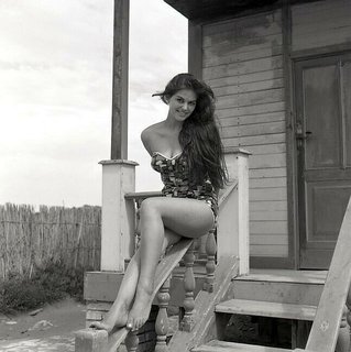 Claudia Cardinale feet photo thumbnail