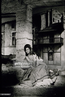 Claudia Cardinale feet photo thumbnail