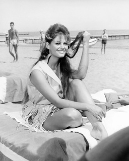 Claudia Cardinale feet photo thumbnail
