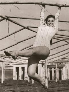 Claudia Cardinale feet photo thumbnail