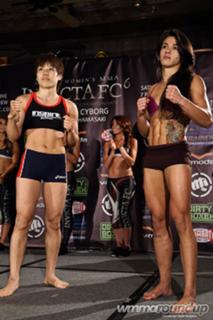 Claudia Gadelha feet photo thumbnail