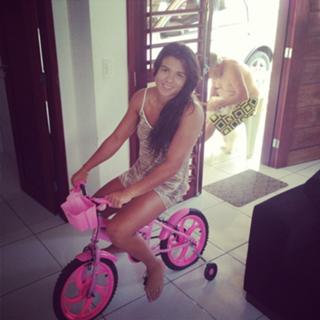 Claudia Gadelha feet photo thumbnail