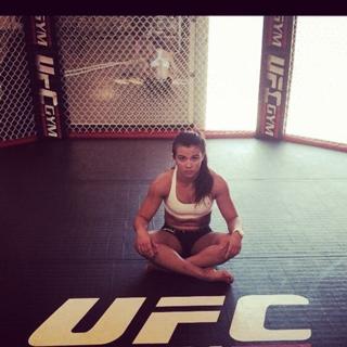 Claudia Gadelha feet photo thumbnail