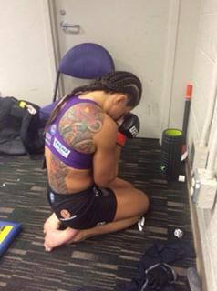 Claudia Gadelha feet photo thumbnail