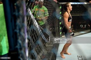 Claudia Gadelha feet photo thumbnail