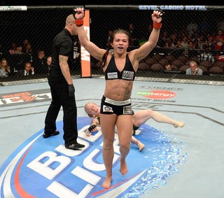 Claudia Gadelha feet photo thumbnail