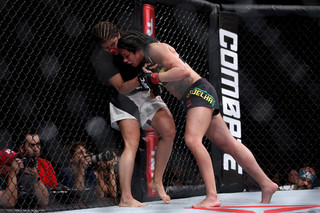 Claudia Gadelha feet photo thumbnail