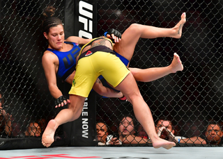Claudia Gadelha feet photo thumbnail