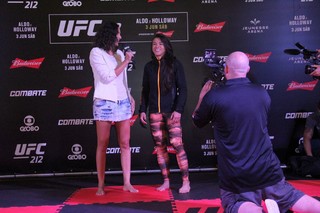 Claudia Gadelha feet photo thumbnail
