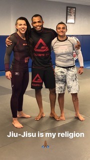 Claudia Gadelha feet photo thumbnail