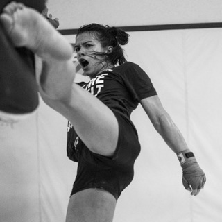 Claudia Gadelha feet photo thumbnail
