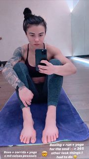 Claudia Gadelha feet photo thumbnail