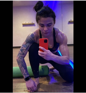 Claudia Gadelha feet photo thumbnail