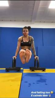 Claudia Gadelha feet photo thumbnail