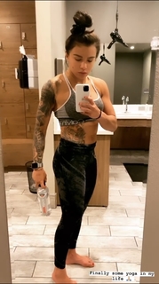 Claudia Gadelha feet photo thumbnail