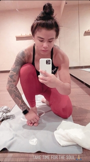 Claudia Gadelha feet photo thumbnail