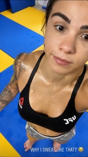 Claudia Gadelha feet photo thumbnail