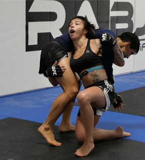 Claudia Gadelha feet photo thumbnail