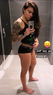 Claudia Gadelha feet photo thumbnail