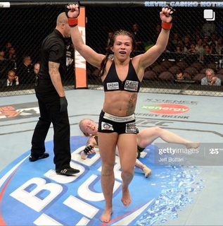 Claudia Gadelha feet photo thumbnail