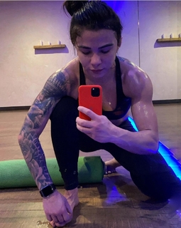 Claudia Gadelha feet photo thumbnail