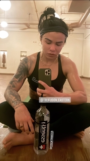 Claudia Gadelha feet photo thumbnail