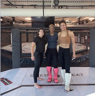 Claudia Gadelha feet photo thumbnail