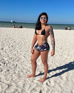 Claudia Gadelha feet photo thumbnail