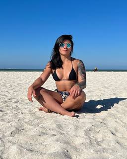 Claudia Gadelha feet photo thumbnail