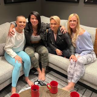 Claudia Gadelha feet photo thumbnail