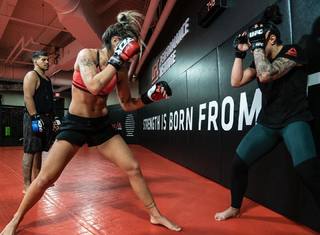Claudia Gadelha feet photo thumbnail