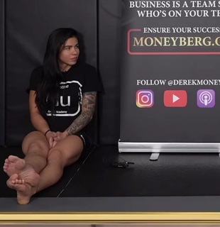 Claudia Gadelha feet photo thumbnail