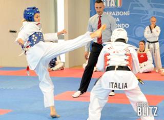 Claudia Gerini feet photo thumbnail
