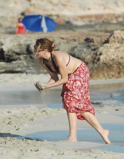 Claudia Gerini feet photo thumbnail