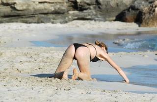Claudia Gerini feet photo thumbnail