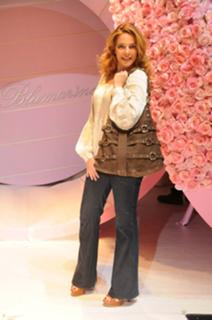 Claudia Gerini feet photo thumbnail