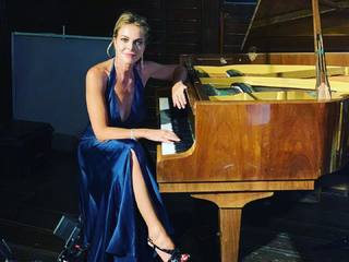 Claudia Gerini feet photo thumbnail