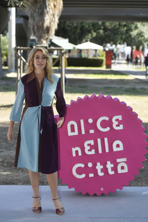 Claudia Gerini feet photo thumbnail