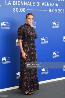 Claudia Gerini feet photo thumbnail