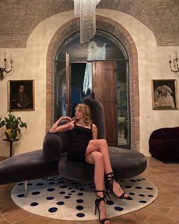 Claudia Gerini feet photo thumbnail